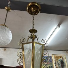 Antigüedades: ANTIGUA LAMPARA FAROL DE LATON Y VIDRIO.