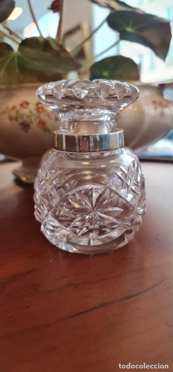 Antig&uuml;edades: Botella de perfume en cristal y boca de plata - Foto 1