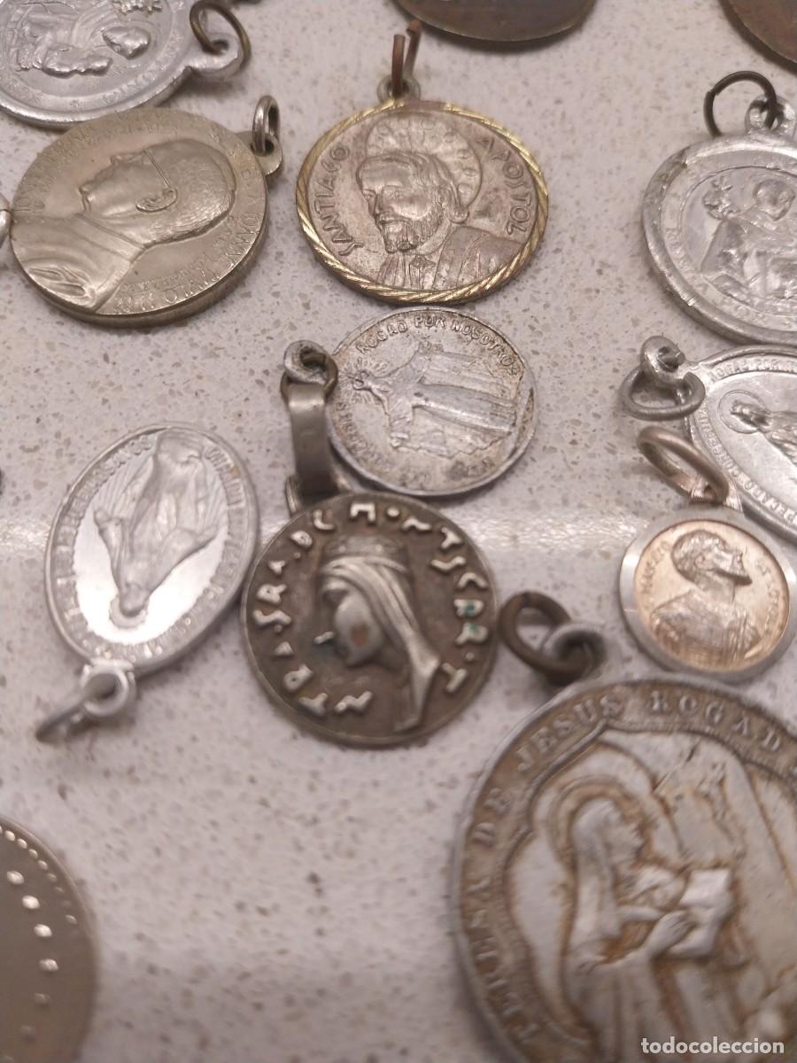 Antig&uuml;edades: Lote de 60 medallitas religiosas - Foto 3