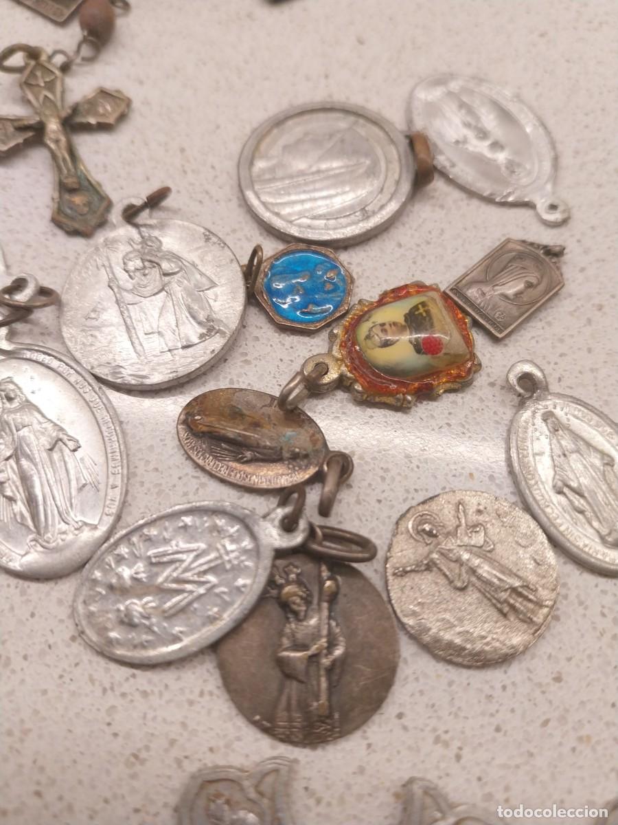 Antig&uuml;edades: Lote de 60 medallitas religiosas - Foto 4