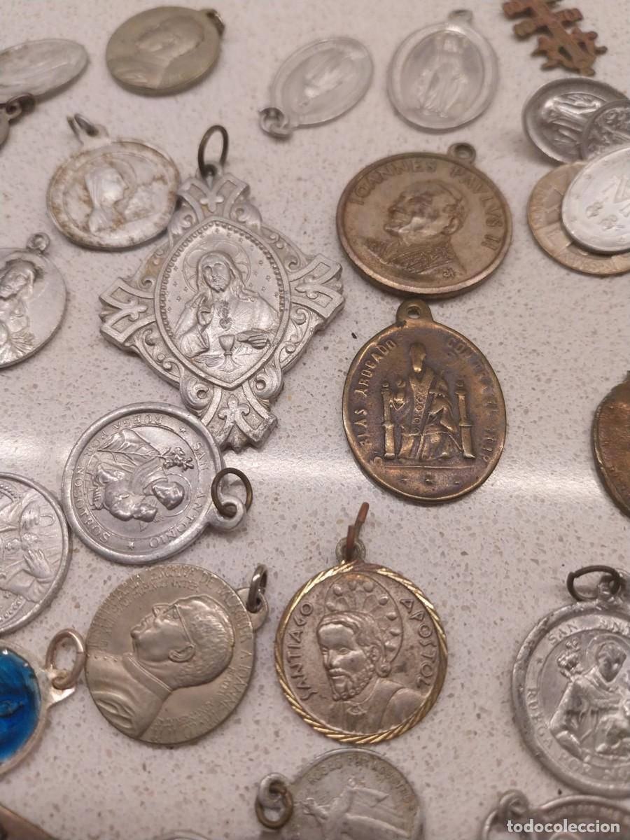 Antig&uuml;edades: Lote de 60 medallitas religiosas - Foto 6