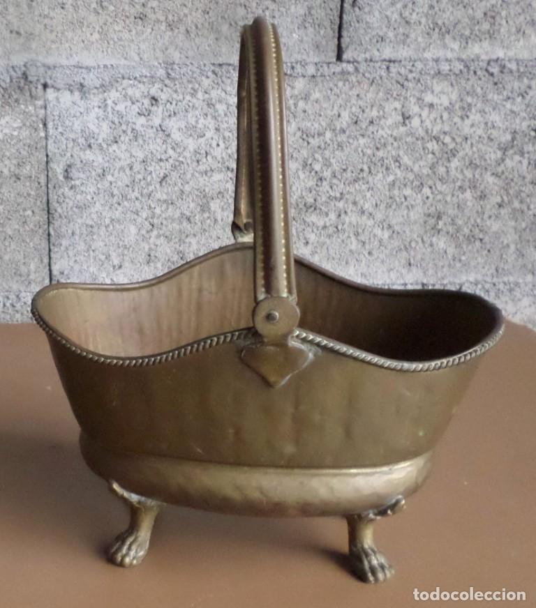 Antig&uuml;edades: CESTA DE LATON - Patas de garra - Foto 1
