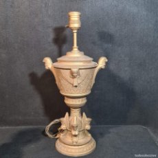 Antigüedades: ESPECTACULAR LAMPARA DE SOBREMESA CON MOTIVOS EGIPCIOS - METAL - 46 CM - VER FOTOS / CAA