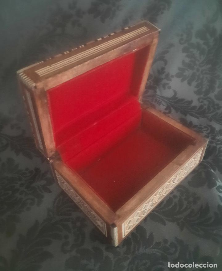 Antig&uuml;edades: CAJA DE MADERA CON INCRUSTACIONES DE NACAR (MARQUETER&Iacute;A). - Foto 2