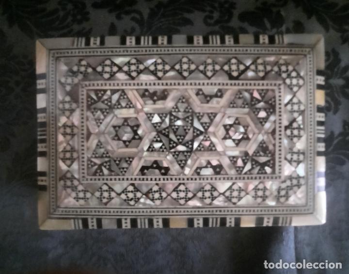 Antig&uuml;edades: CAJA DE MADERA CON INCRUSTACIONES DE NACAR (MARQUETER&Iacute;A). - Foto 3