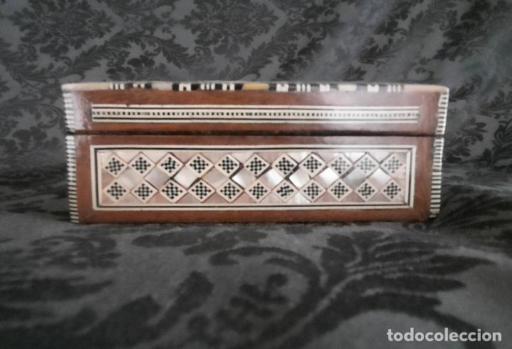 Antig&uuml;edades: CAJA DE MADERA CON INCRUSTACIONES DE NACAR (MARQUETER&Iacute;A). - Foto 4