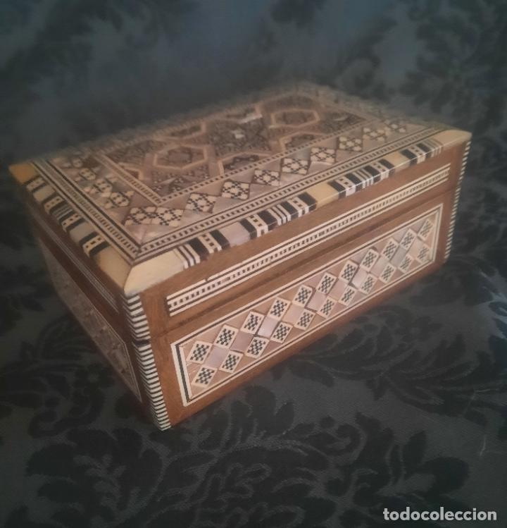 Antig&uuml;edades: CAJA DE MADERA CON INCRUSTACIONES DE NACAR (MARQUETER&Iacute;A). - Foto 1