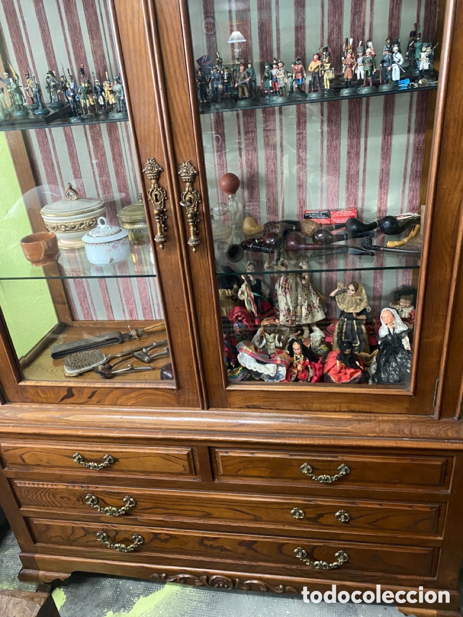 Antig&uuml;edades: Vitrina en casta&ntilde;o con 4 cajones - Foto 2