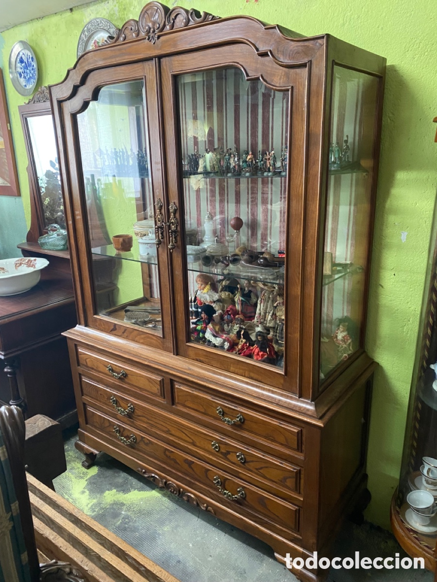 Antig&uuml;edades: Vitrina en casta&ntilde;o con 4 cajones - Foto 1