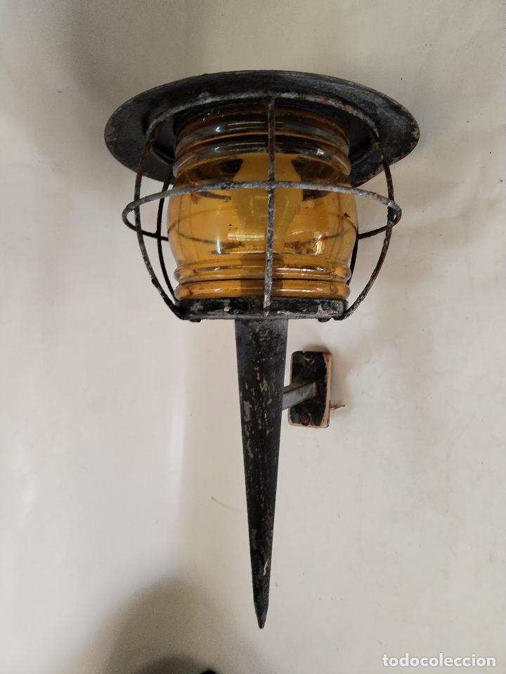 Antig&uuml;edades: aplique de forja y cristal de color ambar - Foto 2