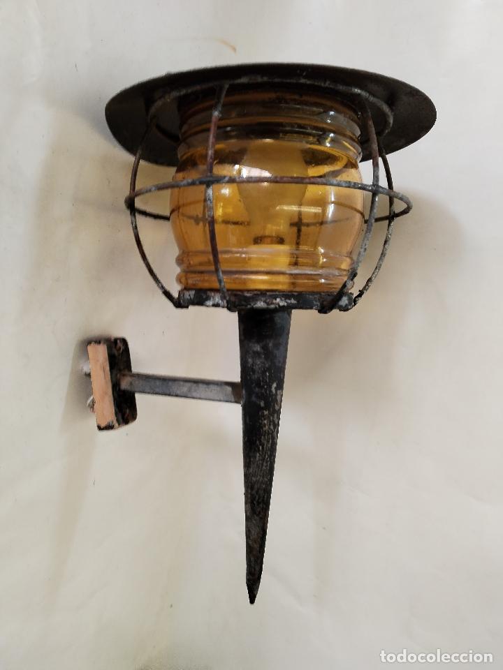 Antig&uuml;edades: aplique de forja y cristal de color ambar - Foto 1