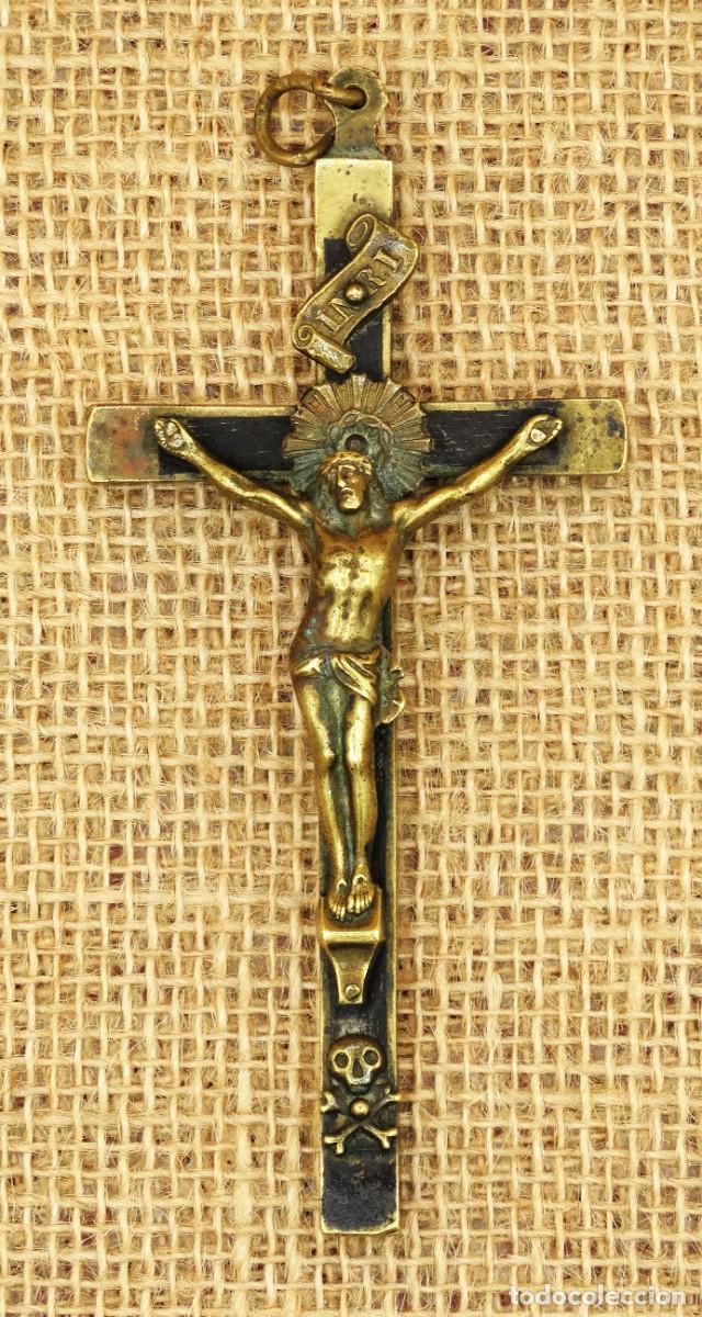 Antig&uuml;edades: Antiguo crucifijo en bronce y madera - Foto 1