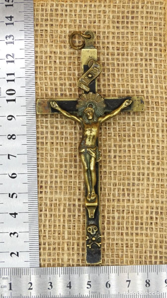 Antig&uuml;edades: Antiguo crucifijo en bronce y madera - Foto 2