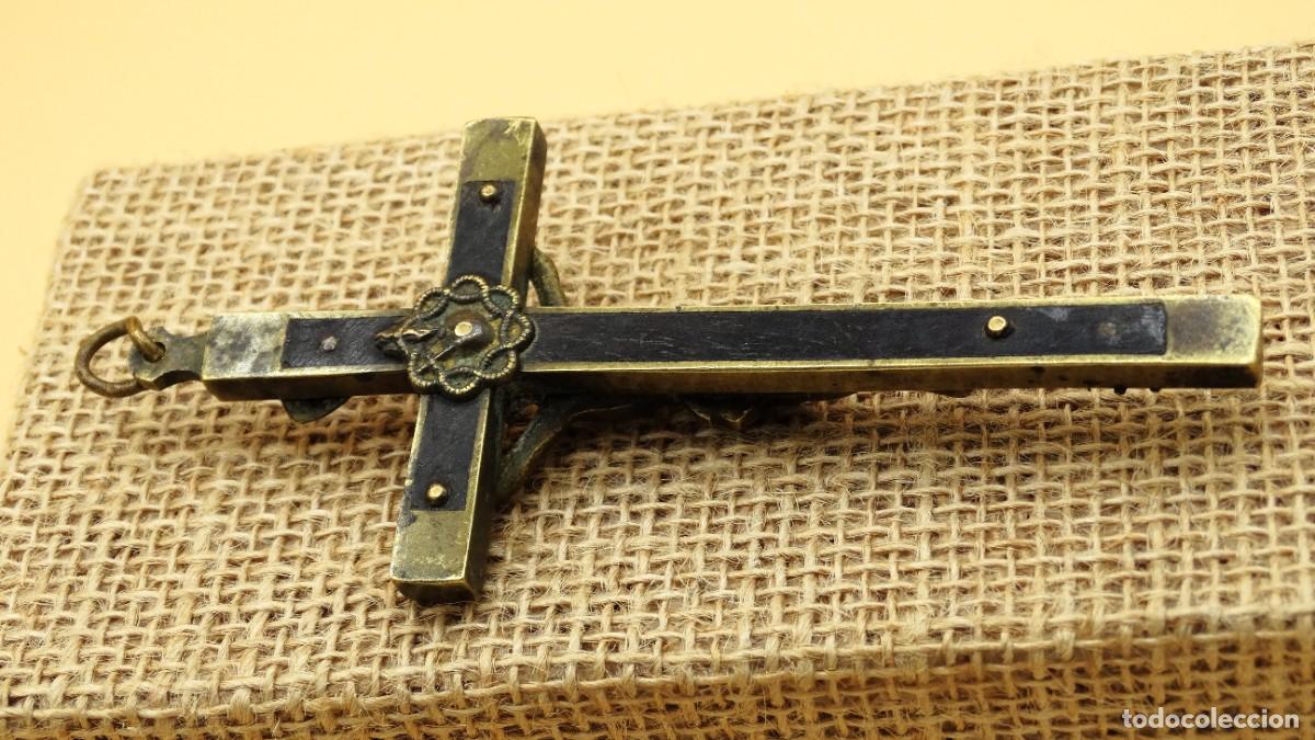 Antig&uuml;edades: Antiguo crucifijo en bronce y madera - Foto 3