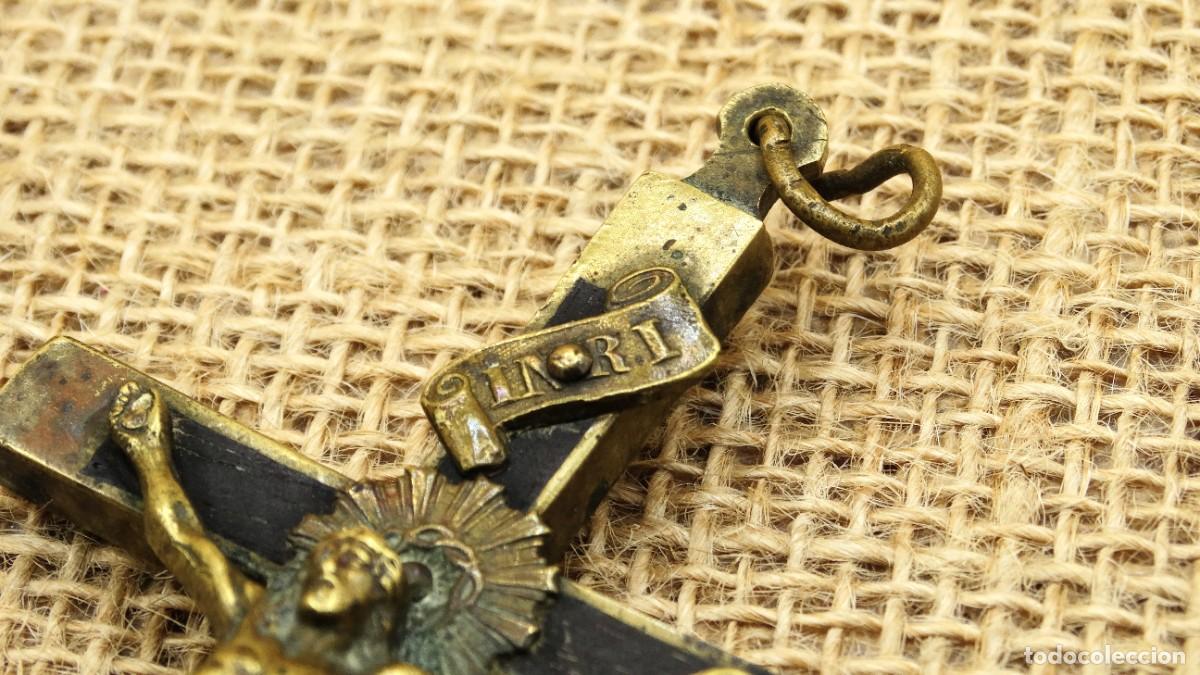 Antig&uuml;edades: Antiguo crucifijo en bronce y madera - Foto 4