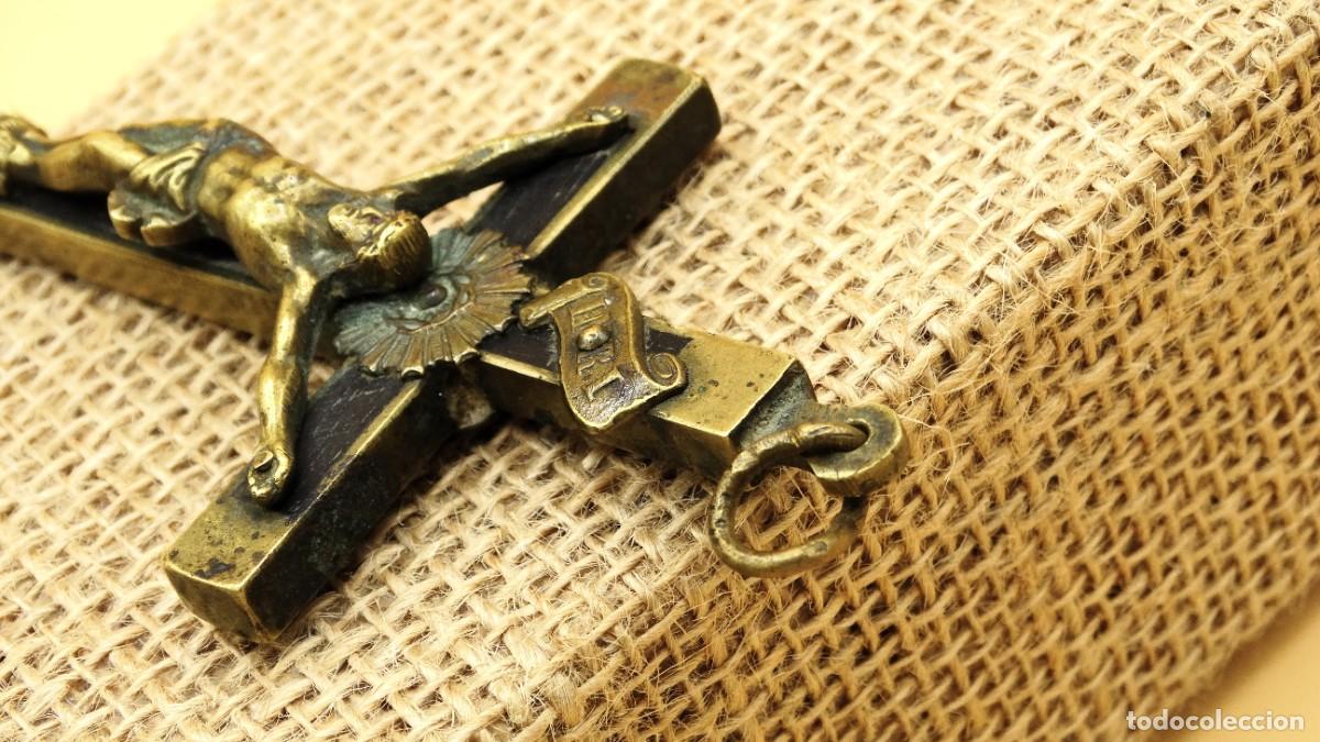 Antig&uuml;edades: Antiguo crucifijo en bronce y madera - Foto 5