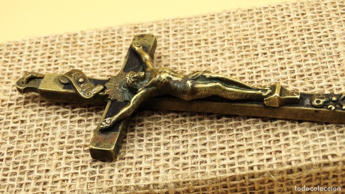 Antig&uuml;edades: Antiguo crucifijo en bronce y madera - Foto 7