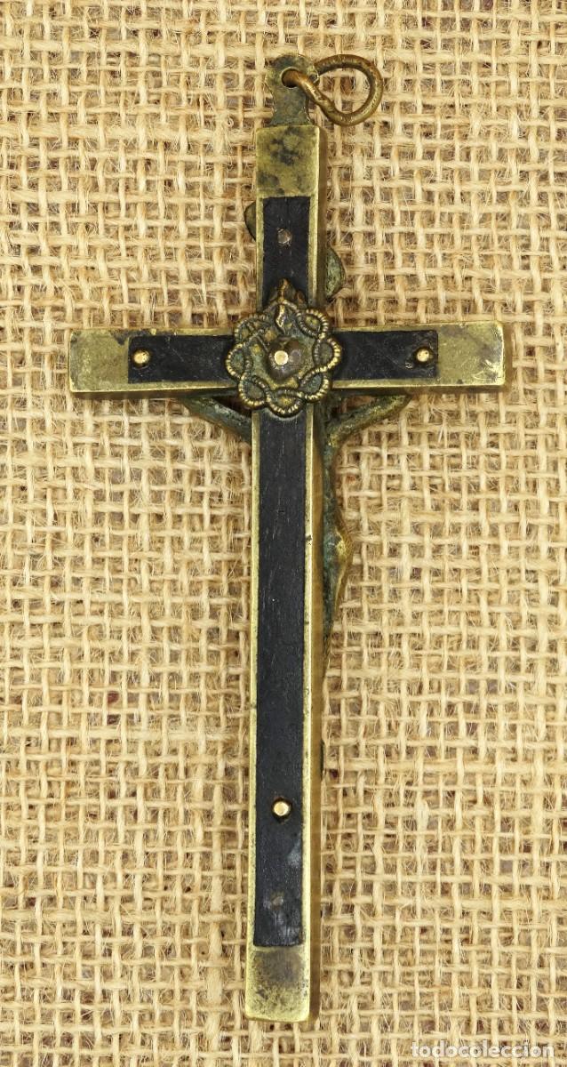 Antig&uuml;edades: Antiguo crucifijo en bronce y madera - Foto 9