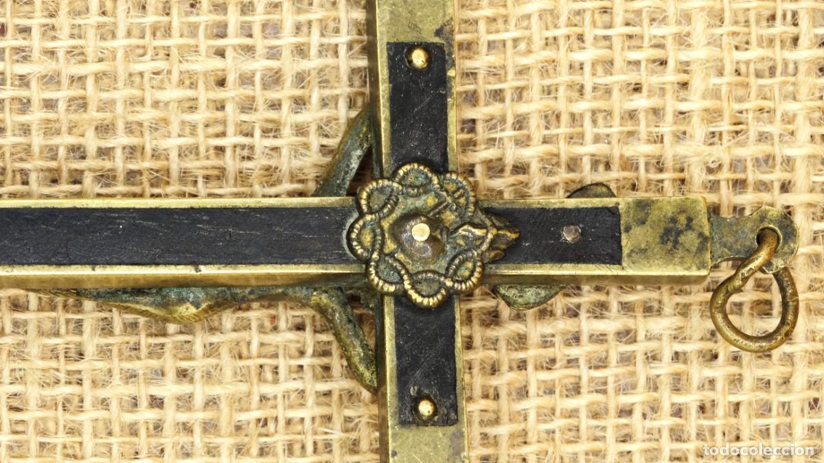 Antig&uuml;edades: Antiguo crucifijo en bronce y madera - Foto 10