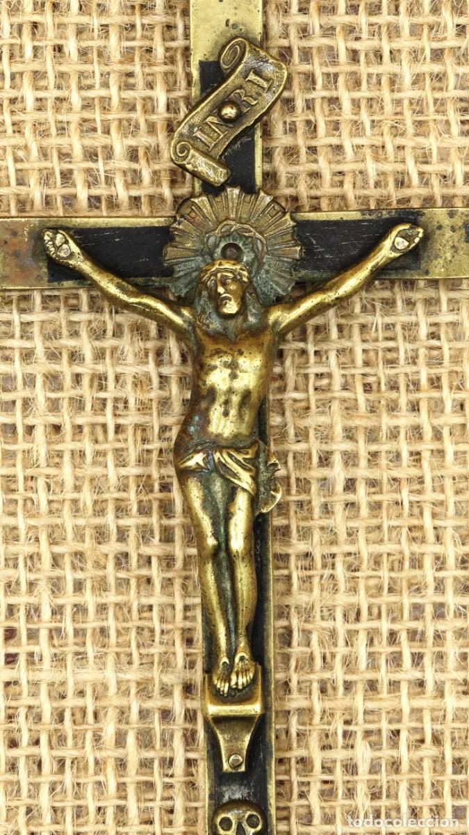 Antig&uuml;edades: Antiguo crucifijo en bronce y madera - Foto 13