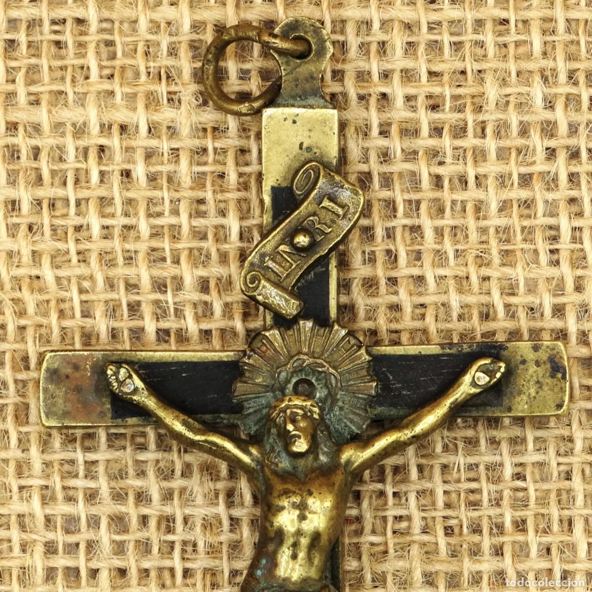 Antig&uuml;edades: Antiguo crucifijo en bronce y madera - Foto 14