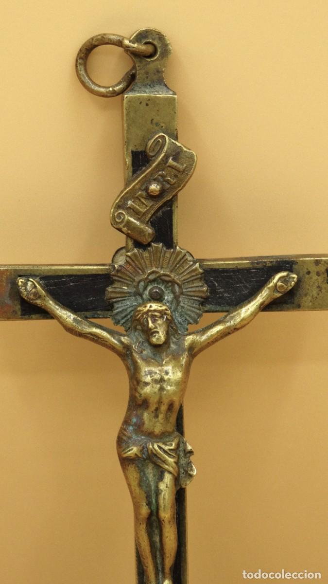 Antig&uuml;edades: Antiguo crucifijo en bronce y madera - Foto 15