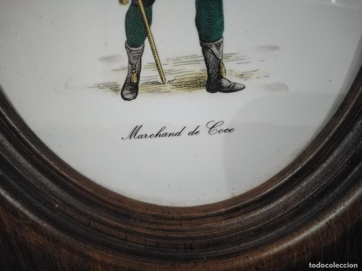 Antig&uuml;edades: Cuadro con placa de cer&aacute;mica de vendedor de coco. Marchand de Coco. Ver. - Foto 3