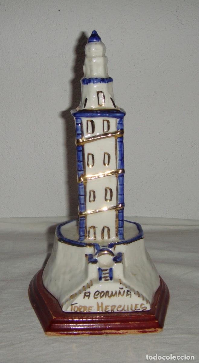 Antig&uuml;edades: Bonita Torre de H&eacute;rcules. Coru&ntilde;a. Porcelana. Con base de madera.