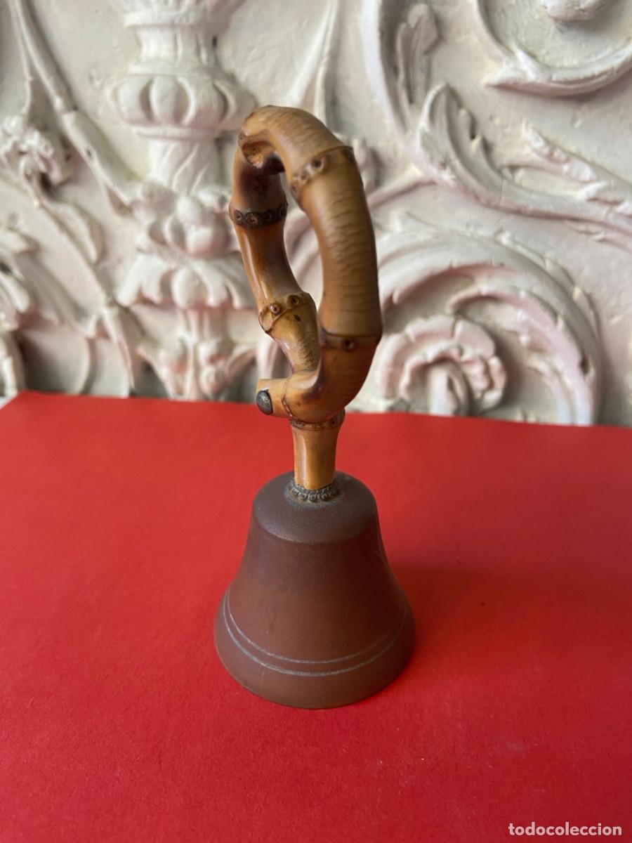 Antig&uuml;edades: 169- Campanilla de cobre y bamb&uacute;. - Foto 2