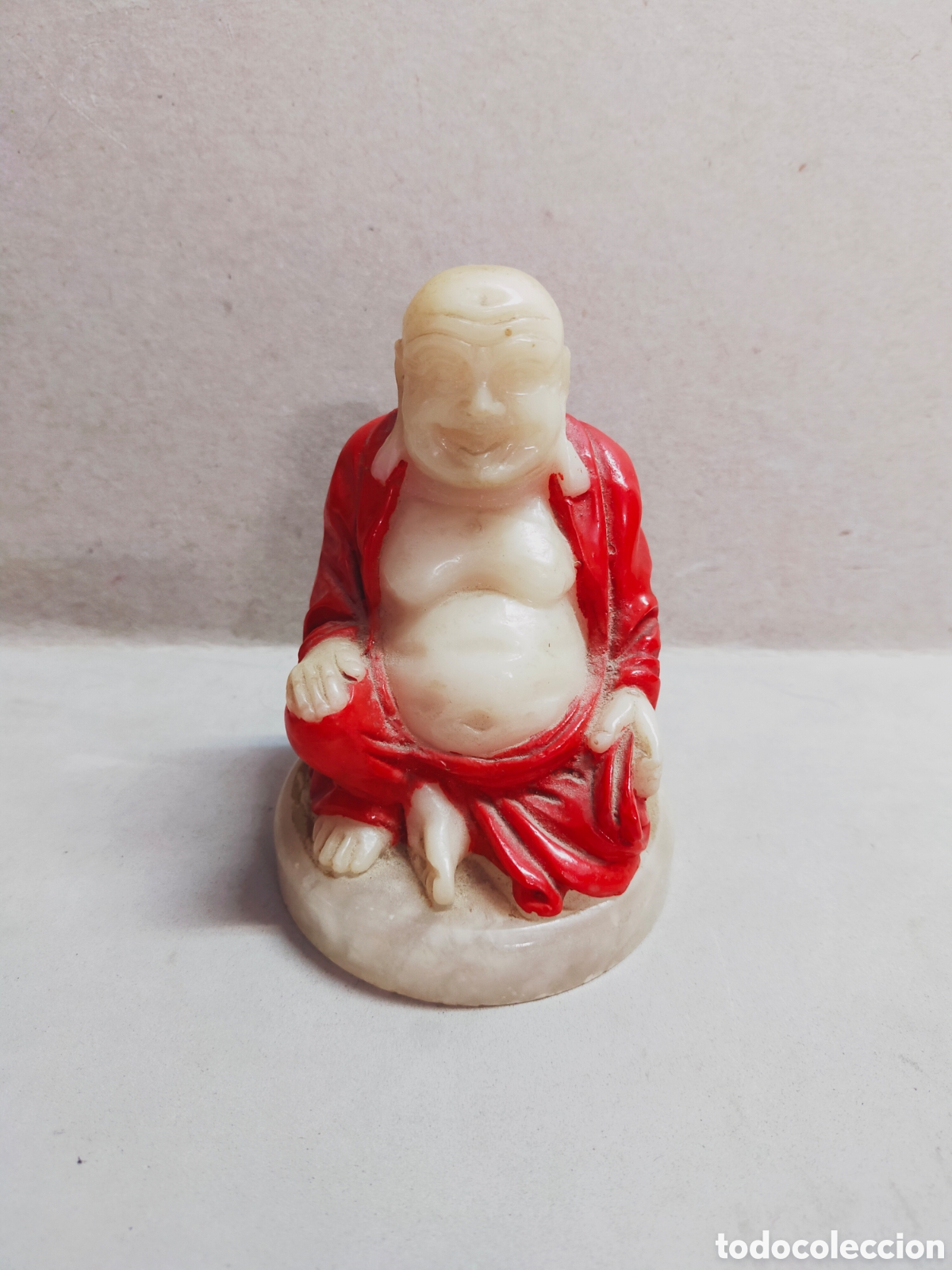 Antig&uuml;edades: BUDA FELIZ EN PIEDRA ALABASTRO CON VESTIMENTA EN ROJO.
