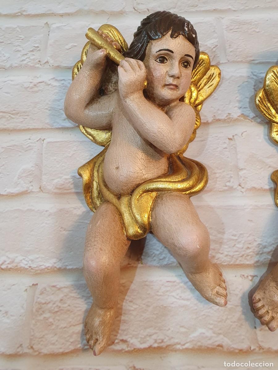 Antig&uuml;edades: PAREJA DE ANGELITOS QUERUBINES DE MADERA POLICROMADA - Foto 2