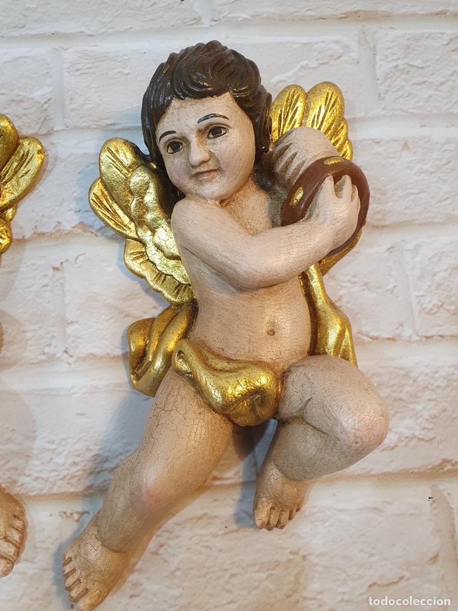Antig&uuml;edades: PAREJA DE ANGELITOS QUERUBINES DE MADERA POLICROMADA - Foto 3