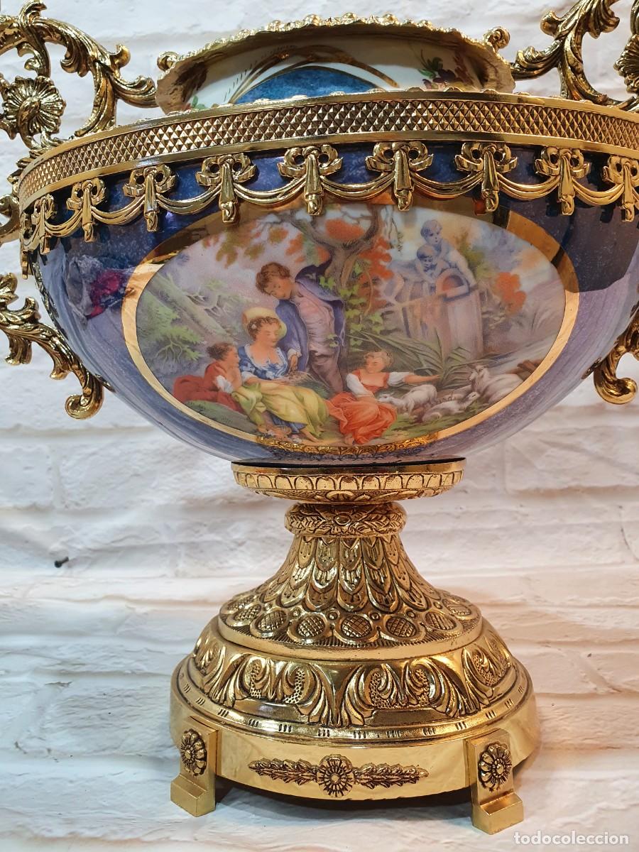 Antig&uuml;edades: CENTRO DE MESA EN PORCELANA Y BRONCE - Foto 3