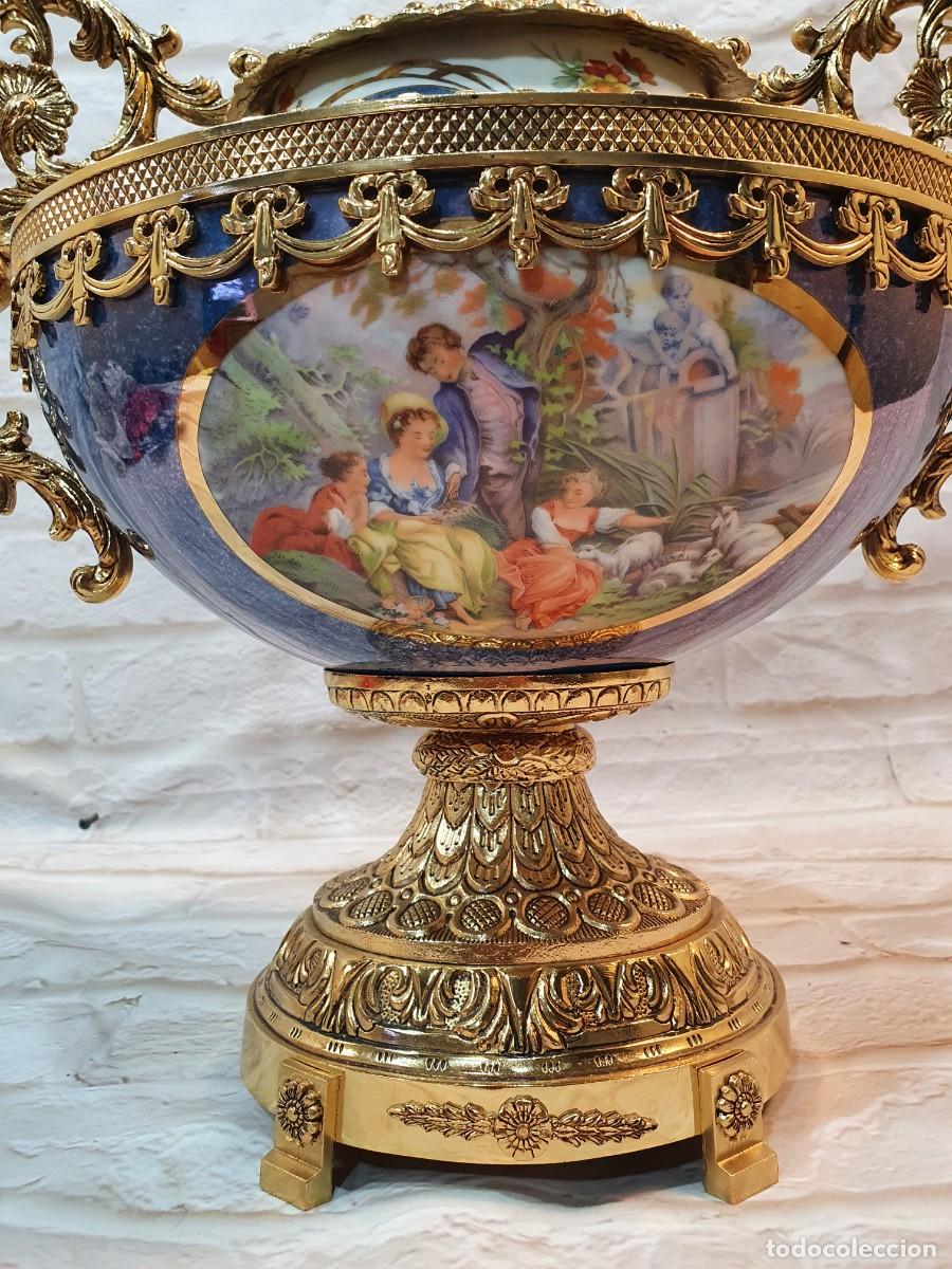 Antig&uuml;edades: CENTRO DE MESA EN PORCELANA Y BRONCE - Foto 4