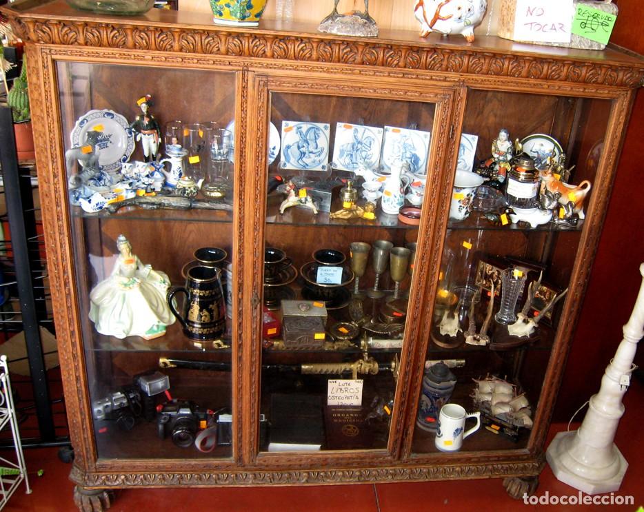 Antig&uuml;edades: Gran vitrina en madera tallada - Foto 1