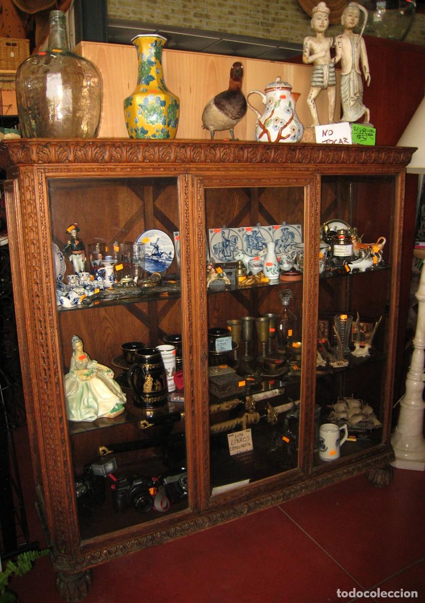 Antig&uuml;edades: Gran vitrina en madera tallada - Foto 2