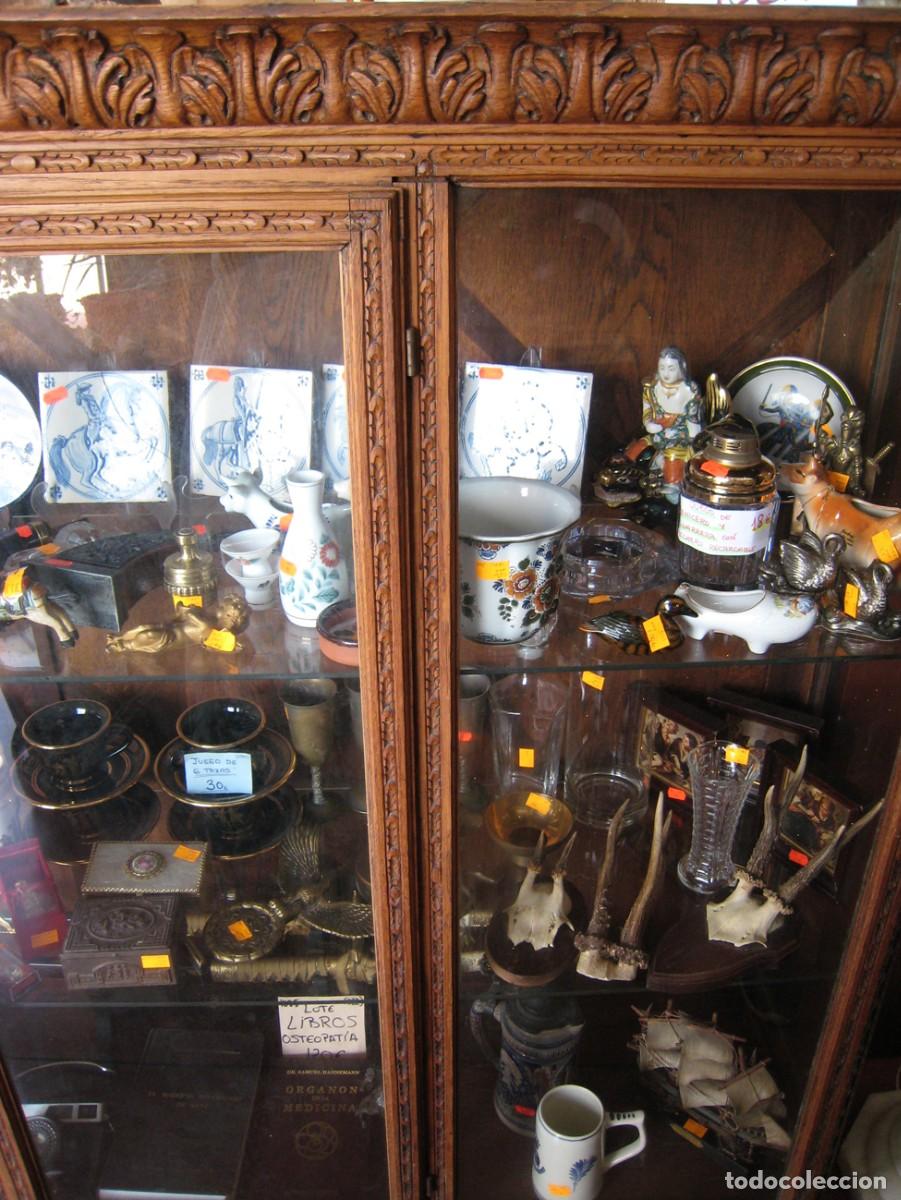 Antig&uuml;edades: Gran vitrina en madera tallada - Foto 5