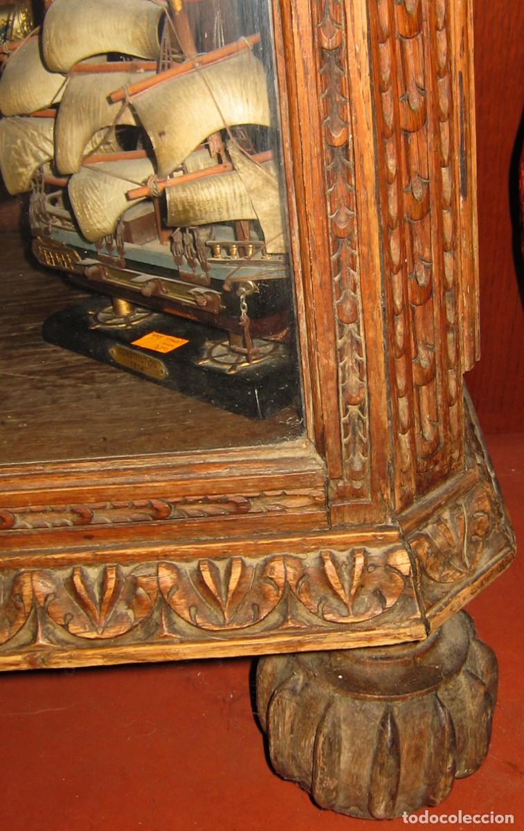 Antig&uuml;edades: Gran vitrina en madera tallada - Foto 7