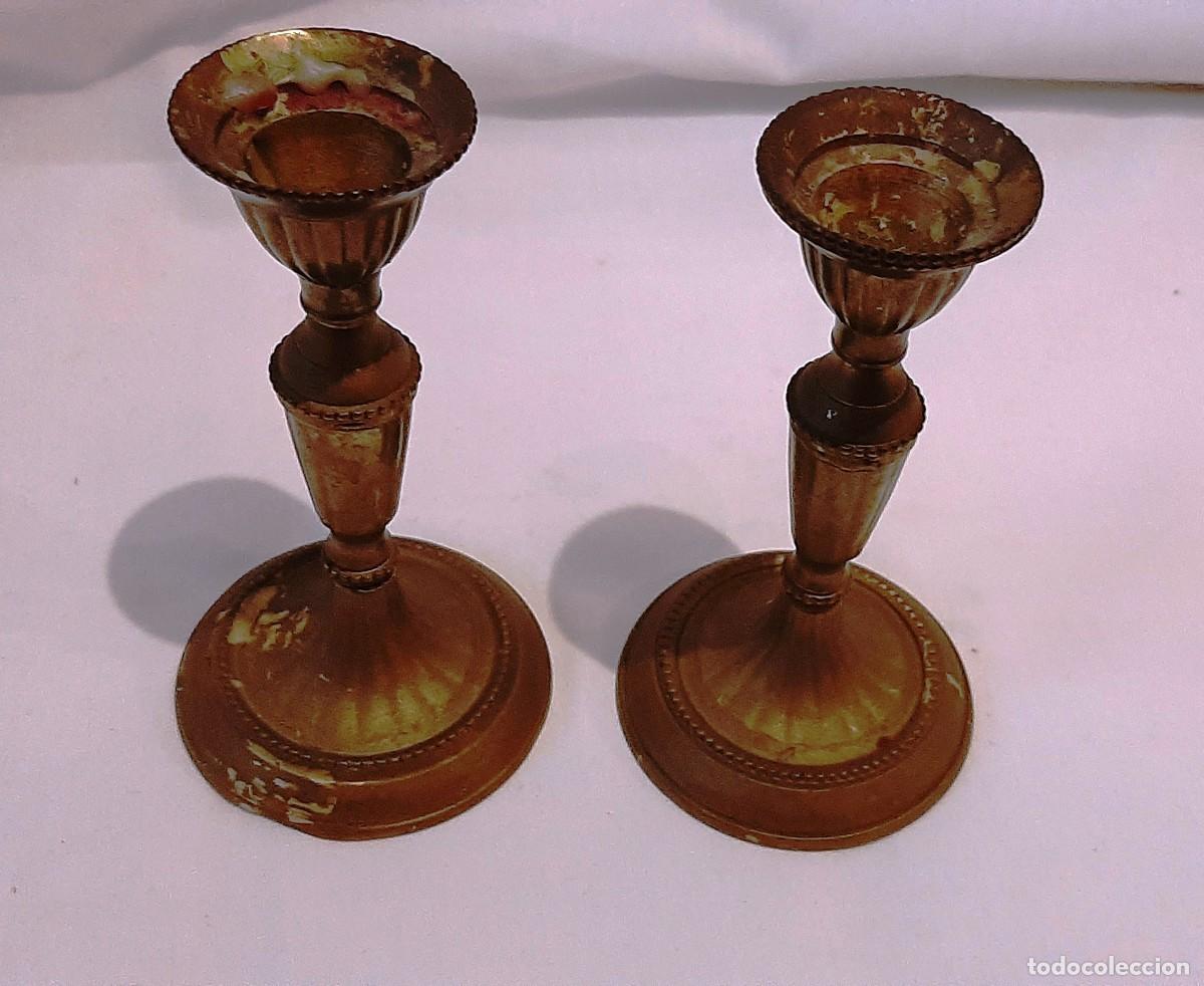 Antig&uuml;edades: Pareja de portavelas en bronce - Foto 2