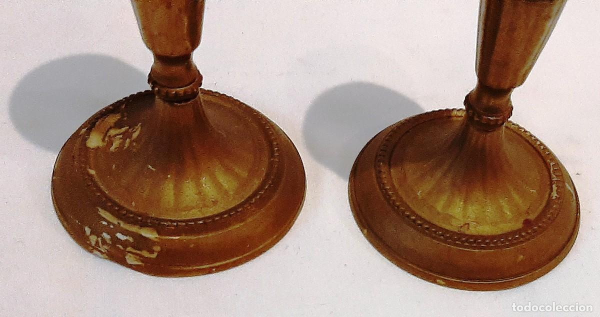 Antig&uuml;edades: Pareja de portavelas en bronce - Foto 3