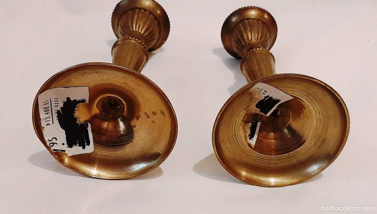 Antig&uuml;edades: Pareja de portavelas en bronce - Foto 6