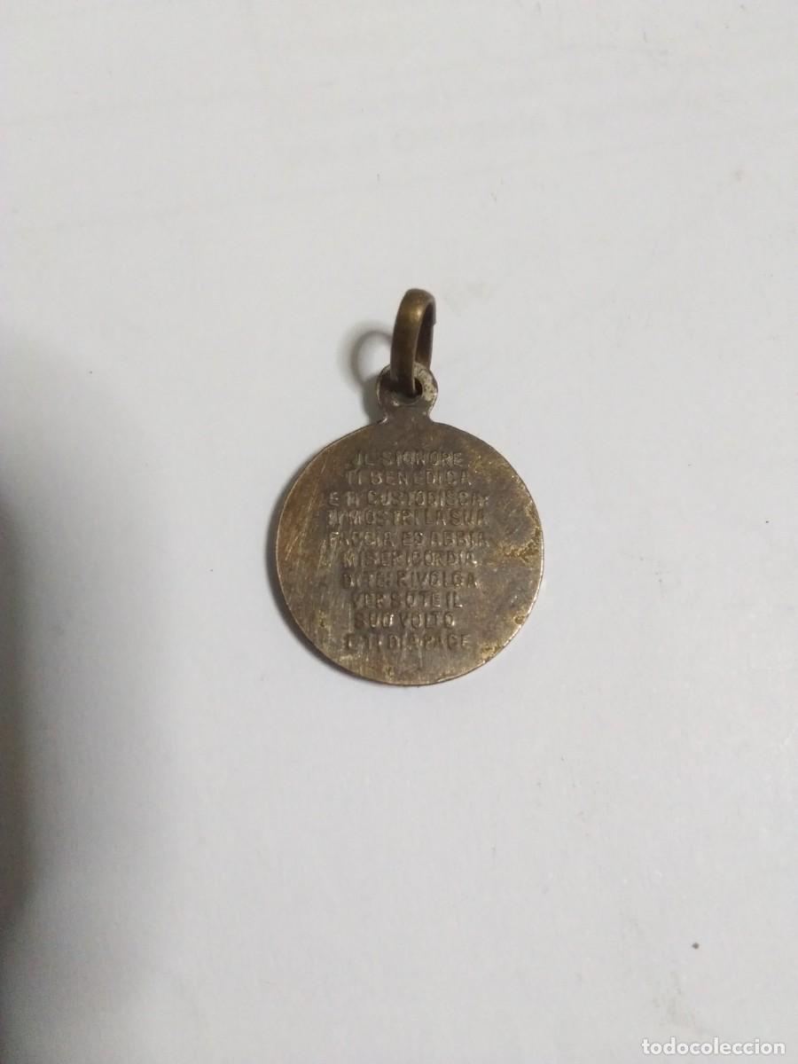 Antig&uuml;edades: Medalla en plata con bendici&oacute;n en el reverso. - Foto 2