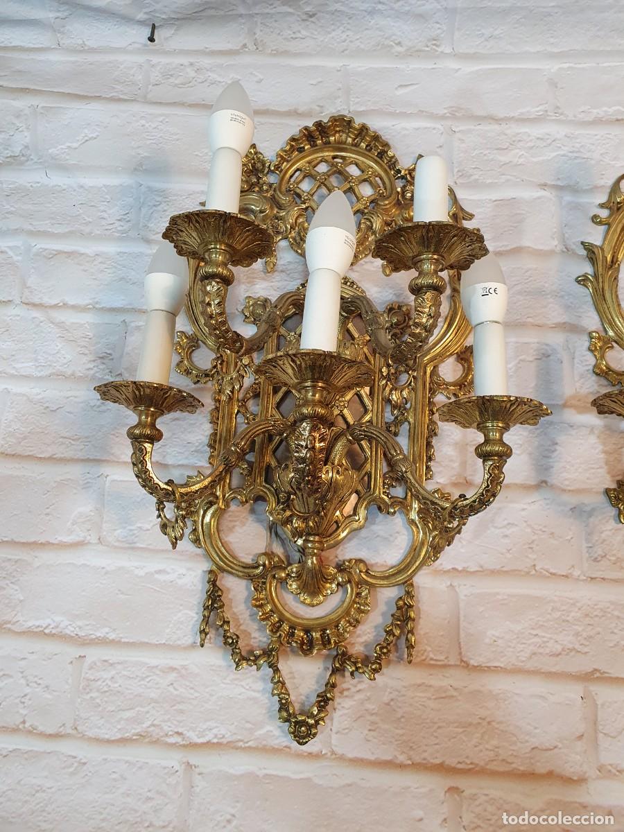 Antig&uuml;edades: PAREJA DE APLIQUES DE BRONCE ESTILO LUIS XV - Foto 2
