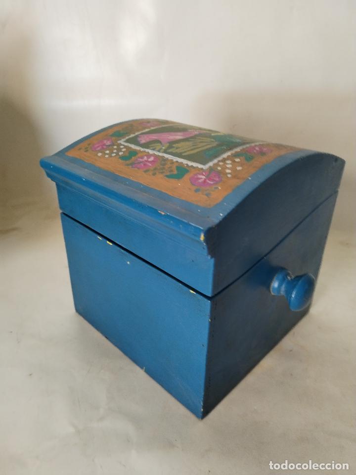 Antig&uuml;edades: antiguo costurero de madera - Foto 8