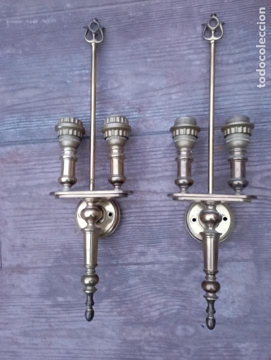 Antig&uuml;edades: PAREJA DE ELEGANTES APLIQUES DE BRONCE,DOS LUCES. - Foto 2