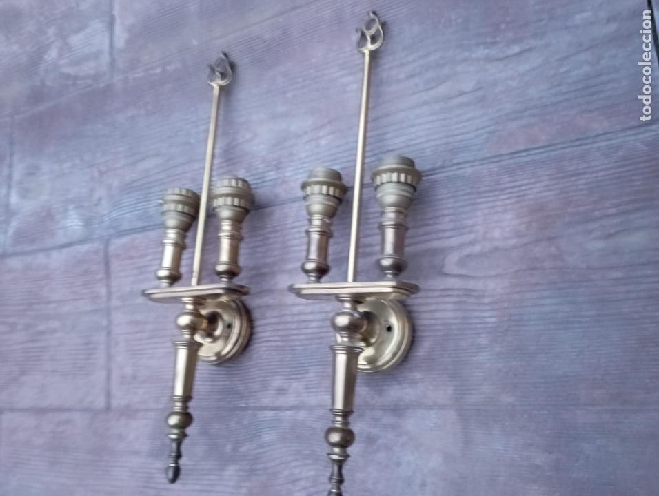 Antig&uuml;edades: PAREJA DE ELEGANTES APLIQUES DE BRONCE,DOS LUCES. - Foto 1