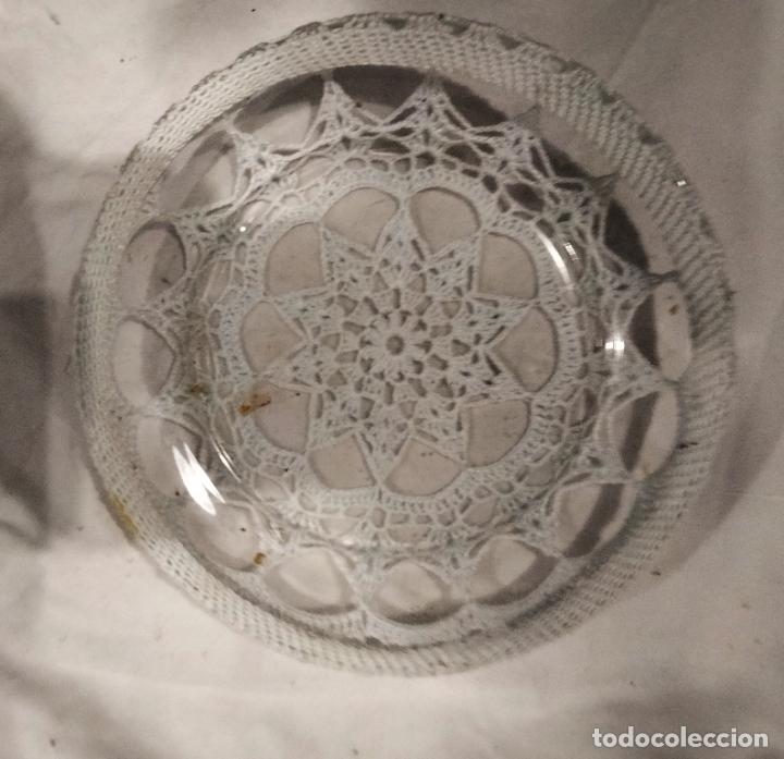 Antig&uuml;edades: Plato de cristal forrado con ganchillo - Foto 1