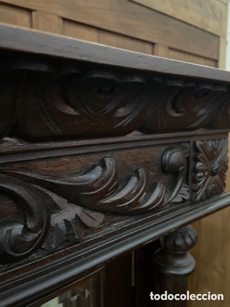 Antig&uuml;edades: Vitrina de casta&ntilde;o tallado - Foto 4