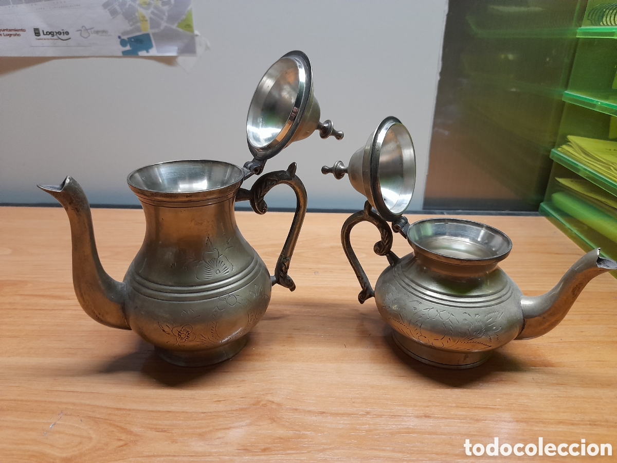 Antig&uuml;edades: Pareja de teteras de lat&oacute;n - Foto 3