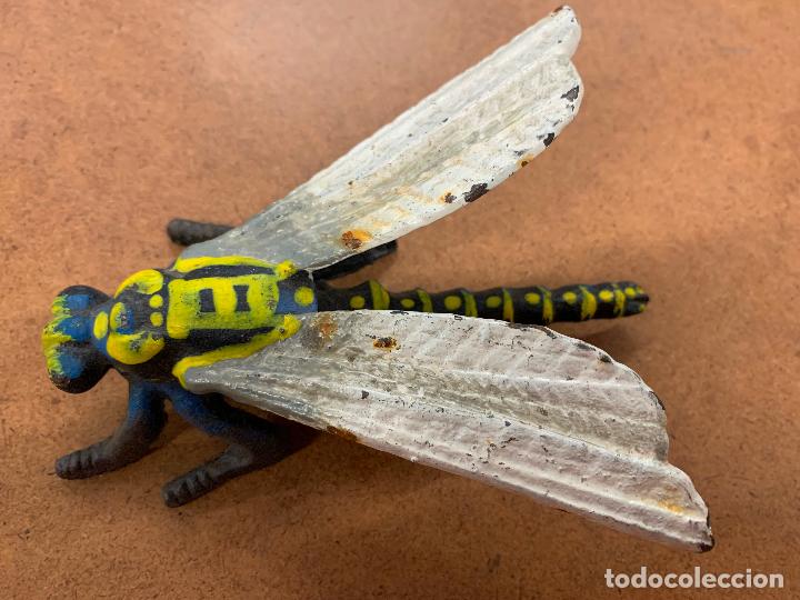 Antig&uuml;edades: Curiosa libelula de la suerte en hierro fundido. 13cms largo